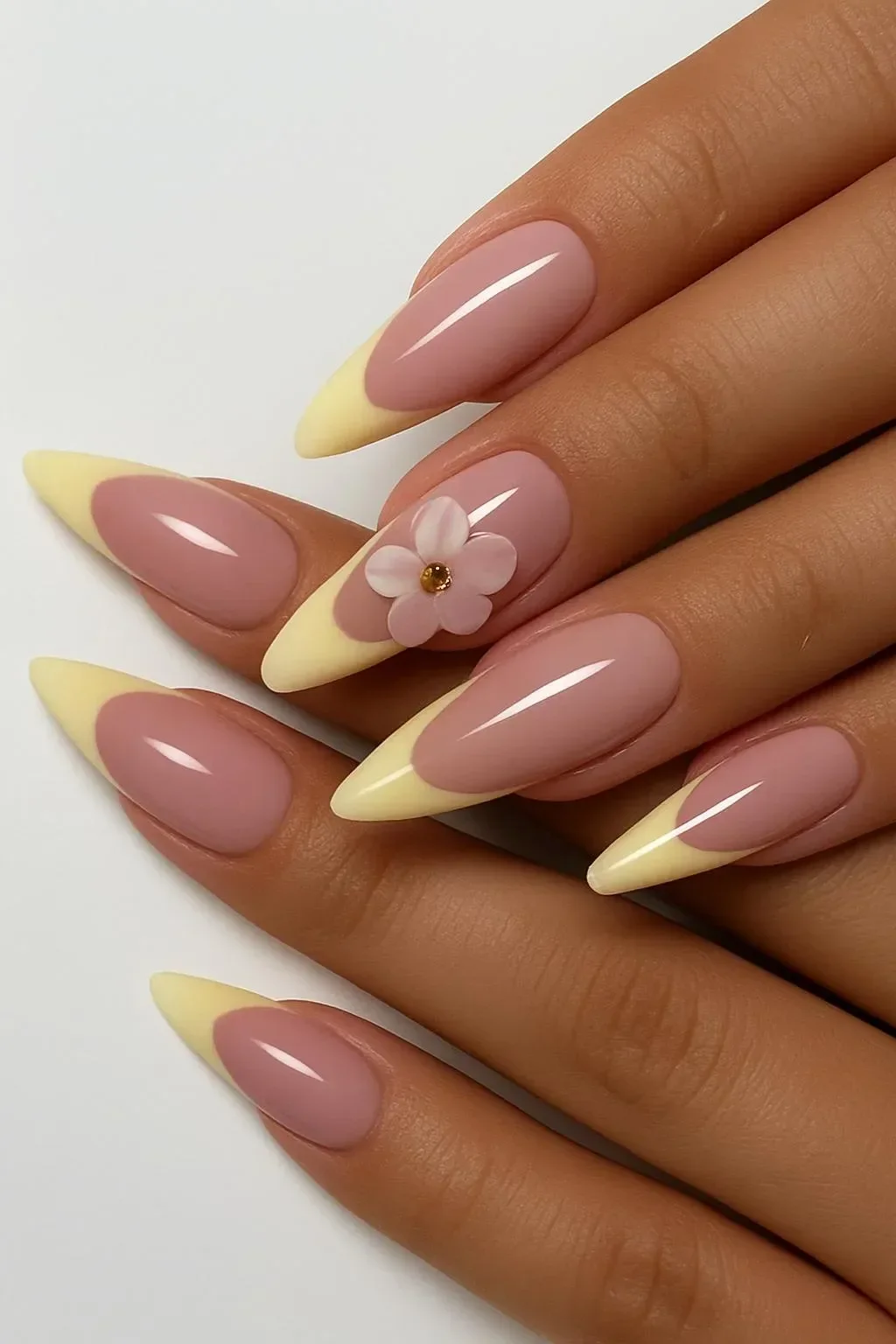 Custom Acrylnägel in yellow French style and pressed design.