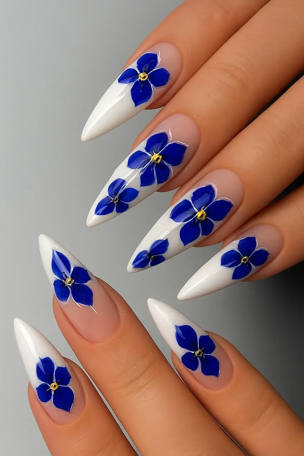 Simple summer nails design for a stylish look in summer.