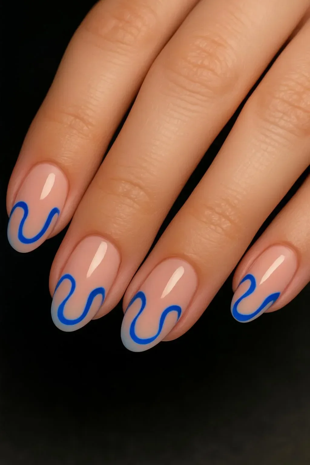 Girly short acrylic nails showcased in a stylish design by Isabella Høj.